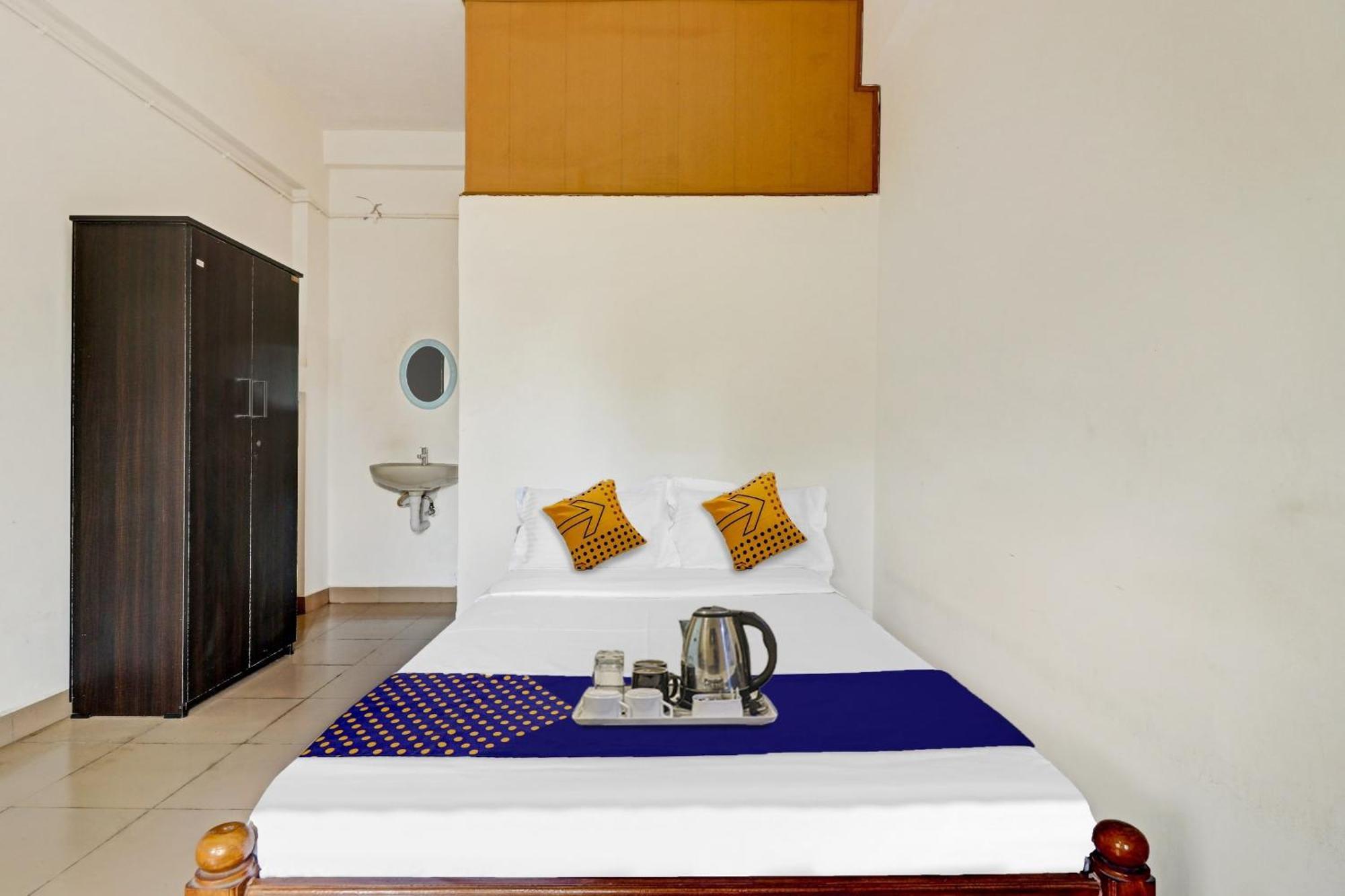 Spot On Jayesh Guest House Нашик Екстериор снимка